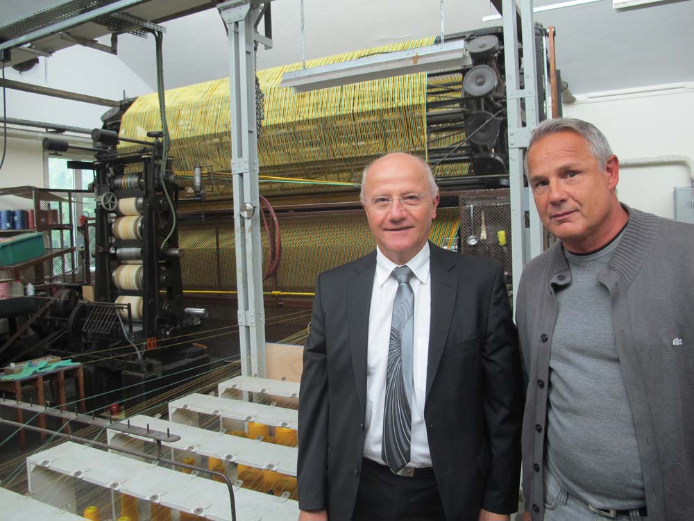 Patrick Egea (directeur général) et Frédéric Schenberg (responsable de production) devant la machine à fabriquer le bolduc en coton © Dominique Mercier