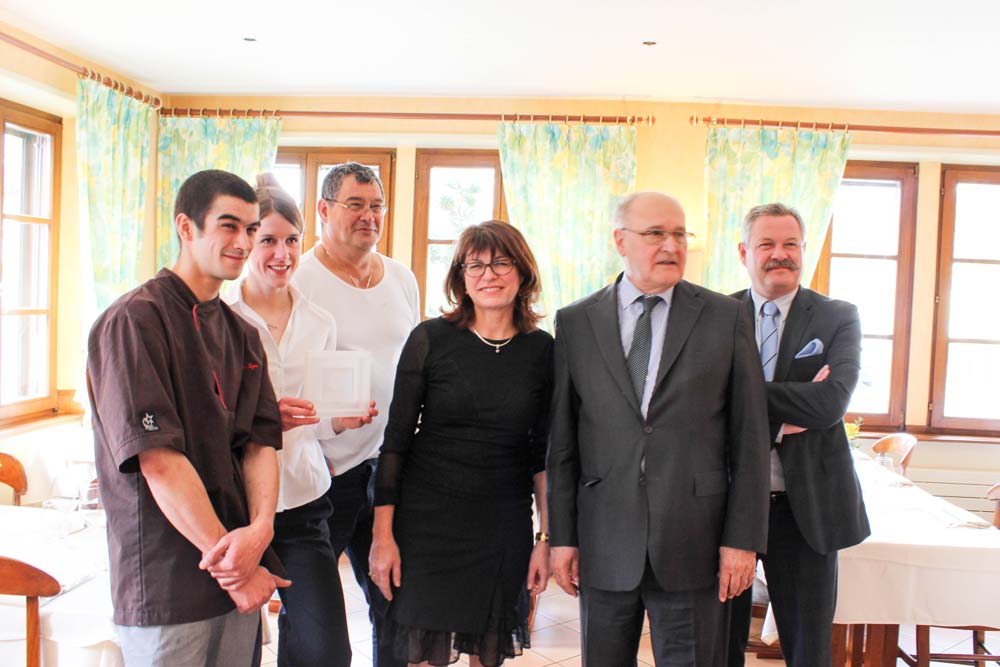 La famille Ispa au grand complet félicitée par Jean-Pierre Lavielle et Hubert François, élu CCI en charge de l’hôtellerie-restauration © CCI Sud Alsace Mulhouse